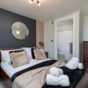 Urban Oasis: Heart Of By Train Apartment Leeds (West Yorkshire)