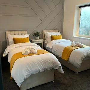 Cozy 3 Bed In With Secure Parking - Long & Short Welcome! Holiday home Halifax